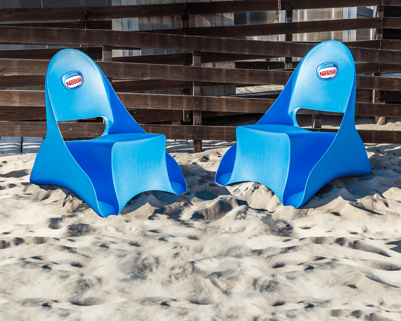 Cadeira de praia personalizada, tecnologia in-mould labelling, proteção contra raios UV, reciclável. Fabricado em Portugal, Plásticos Joluce.
